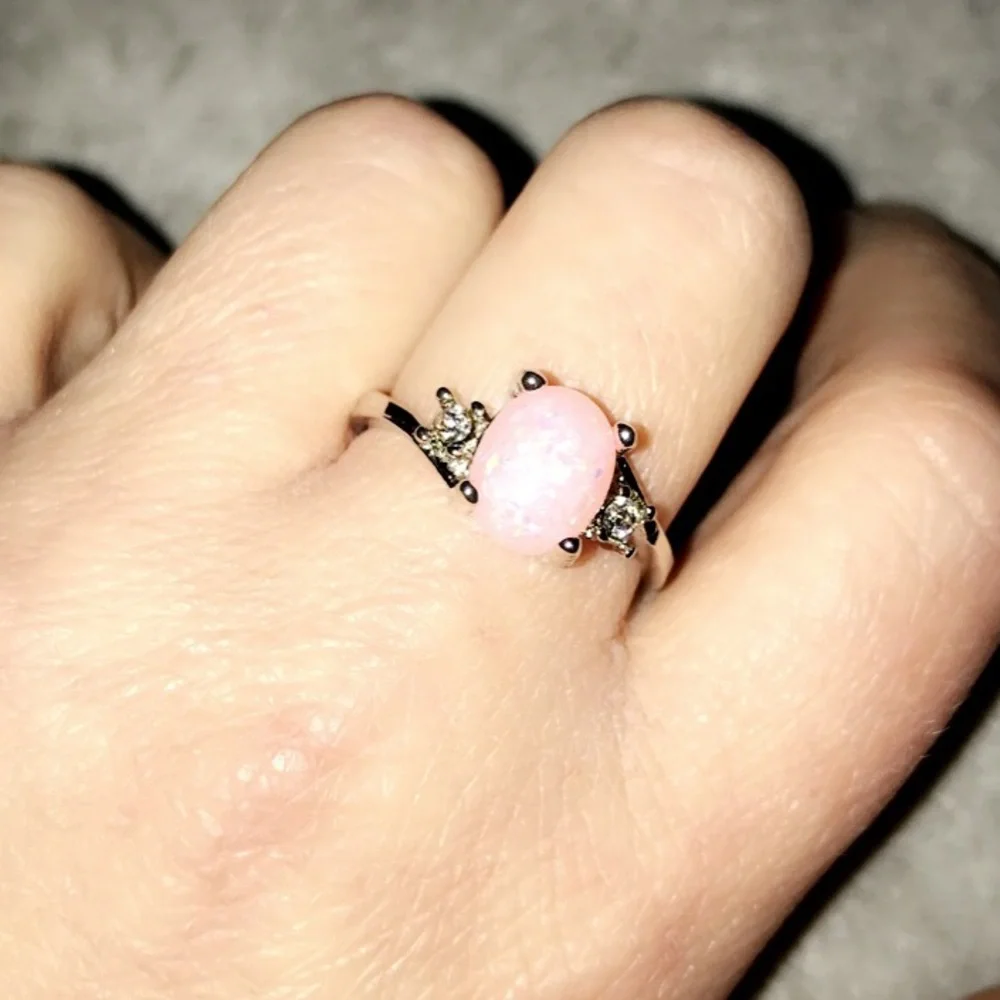 BRAND NEW.925SS OVAL CUT PINK OPAL RING